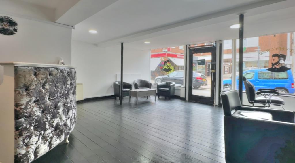 Lot: 170 - FREEHOLD MIXED USE INVESTMENT IN TOWN CENTRE - Reception and waiting area to salon